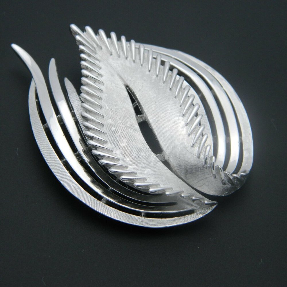 Crown TRIFARI Abstract Silver Tone Feather Pin - Picture 4 of 5